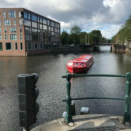 Luxury Duplex Along Canal アパート