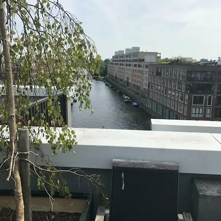 Luxury Duplex Along Canal アパート