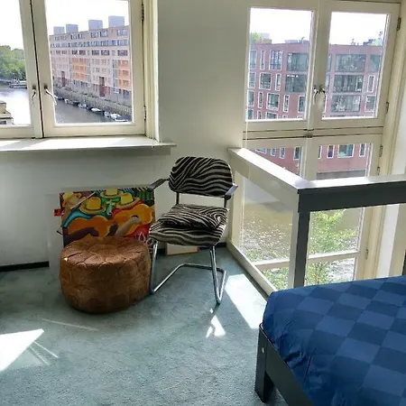 Luxury Duplex Along Canal アパート